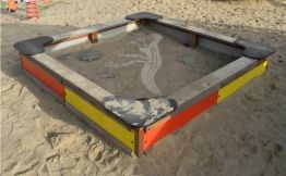 Lars Laj L'arredo di parchi giochi, Le vasche della sabbia