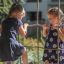 Bambini che giocano sull'attrezzatura da parco giochi Six angle single slide.