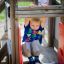 Bambino che gioca su Six angle single slide